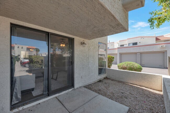 Building Photo - Charming 2-bedroom, 2.5-bathroom condo with a garage in Scottsdale, AZ