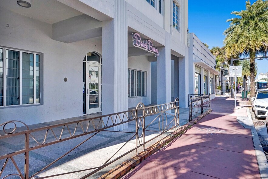 Building Photo - 750 Collins Ave