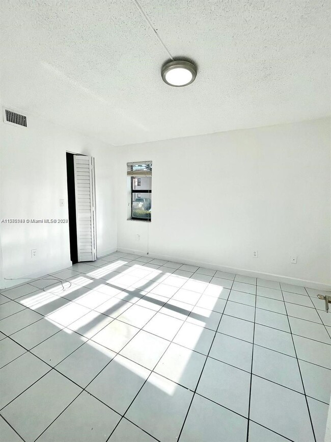 Building Photo - 20825 NE 8th Ct