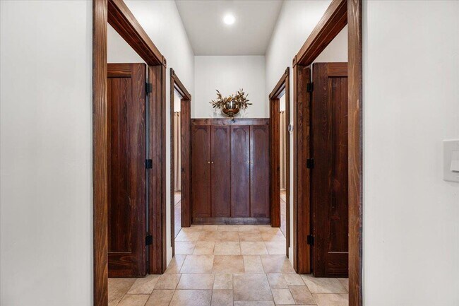 Building Photo - 6750 Golden Pheasant Ln