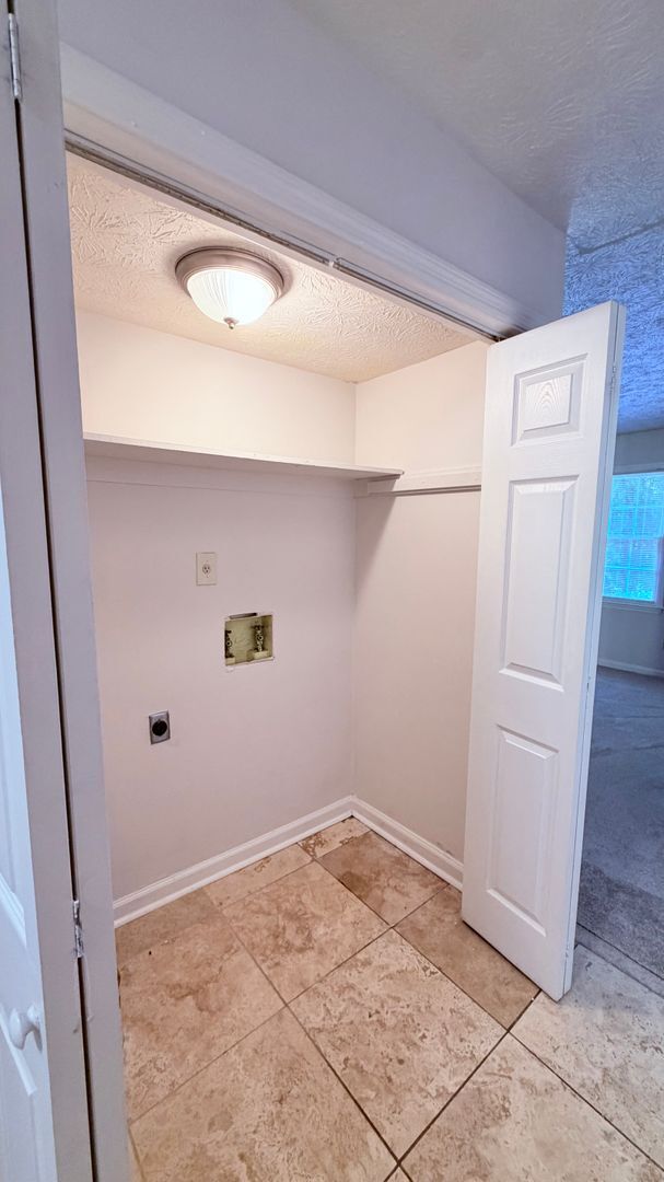 Building Photo - Lilburn 2 Bed-2.5 Bath Townhouse, Fireplace, Great Floor Plan!