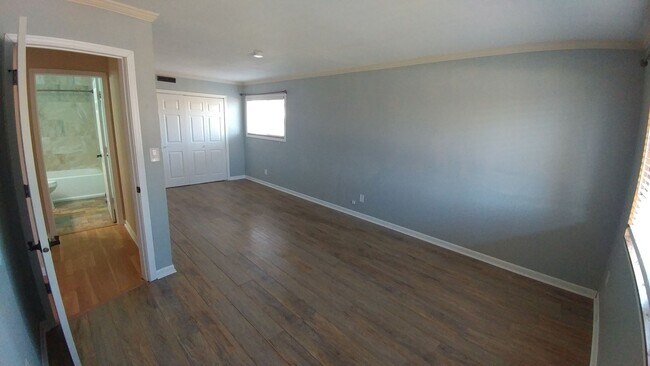 Building Photo - Spacious 4 bedroom 2 Bath Single Family Mt Pleasant