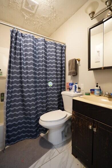 Building Photo - 172 Bigelow St