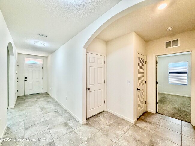 Building Photo - 388 Coyote Dr