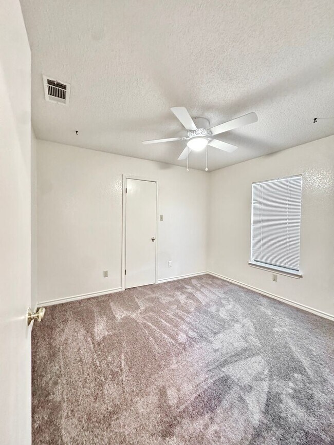 Building Photo - Pre-Holiday Move-In Special!!! Inviting 3 ...