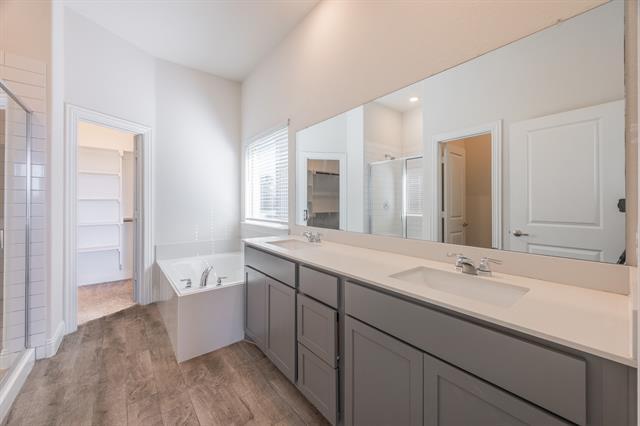 Building Photo - 4037 Woodford Dr