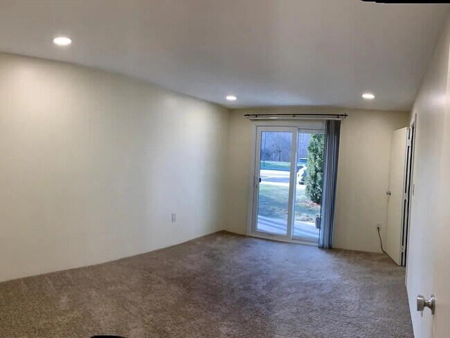 Building Photo - 10 Squire Ct