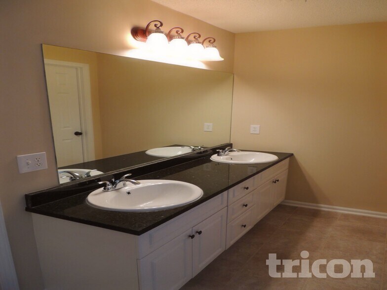 Building Photo - 214 Amber Trce