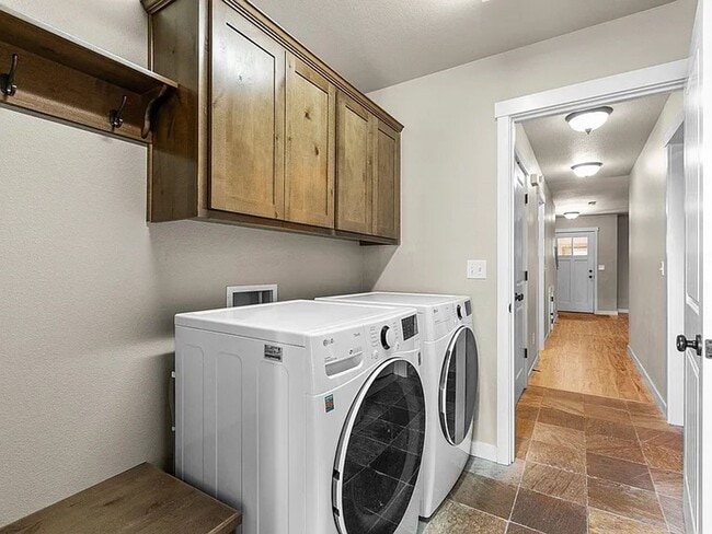Building Photo - Charming 3 Story Townhome with AC