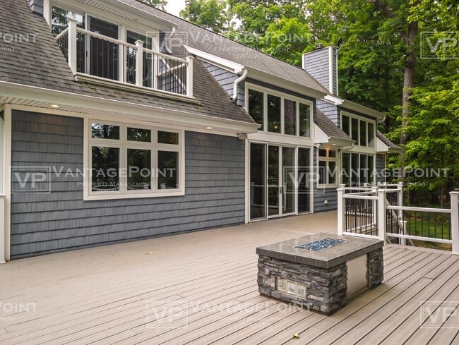 Building Photo - 5311 Shore Acres
