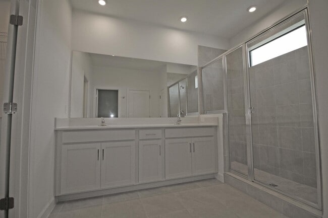 Building Photo - 14050 SW Thorens Dr