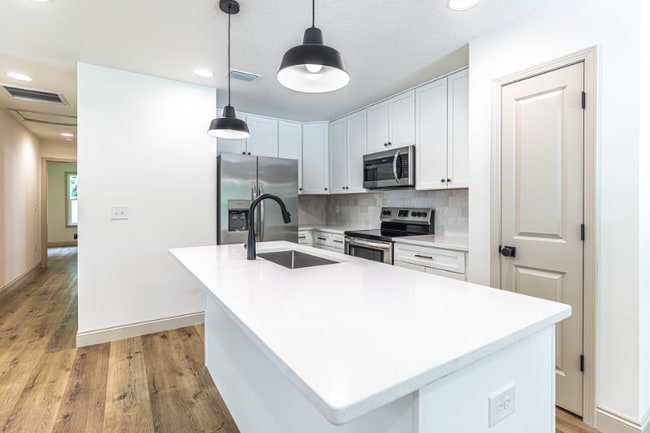 Building Photo - 102 Lois Pl