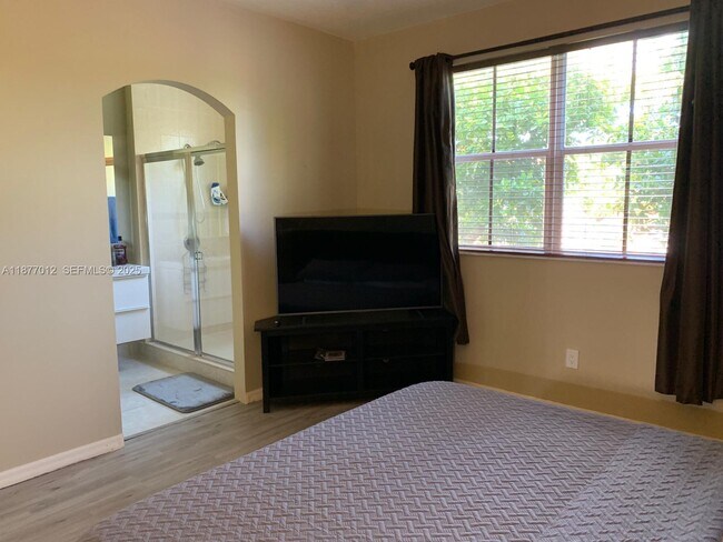 Building Photo - 4926 Leeward Ln