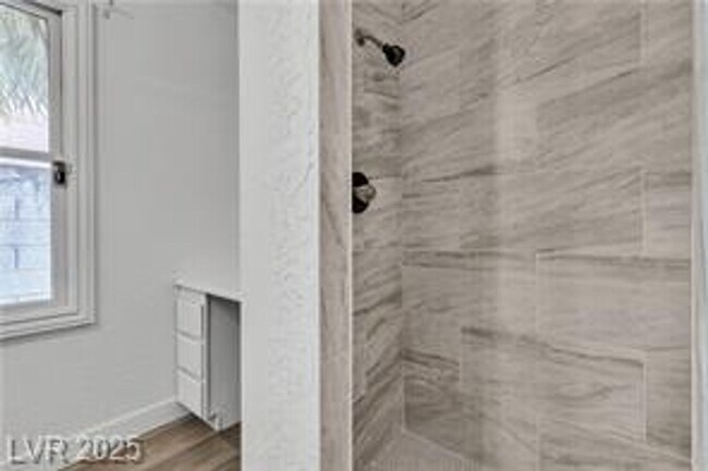 Building Photo - Spacious Single Story Home Near Sahara/Eas...
