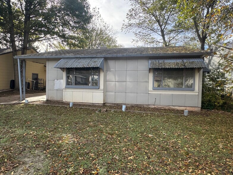 Building Photo - 2119 W Sherwood Ave