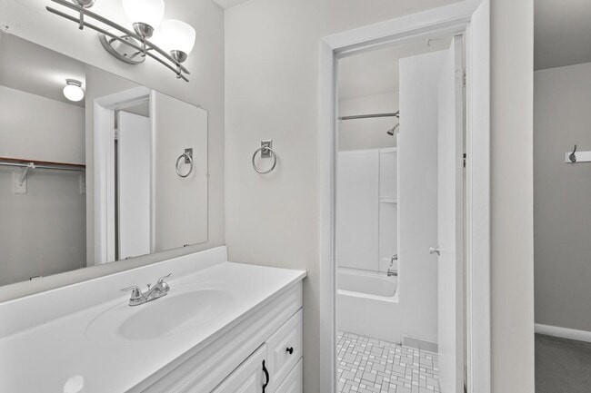 Building Photo - Updated 1800+ sq/ft 3 bdrm 2.5 bath end unit townhome