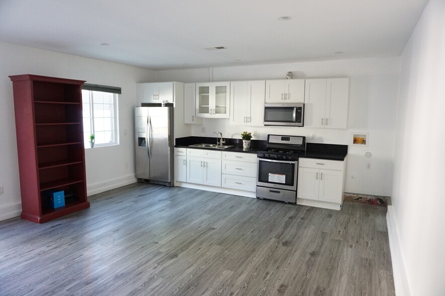 Building Photo - 14820 Devonshire St