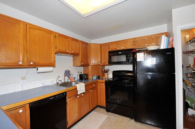 Building Photo - Fairway Golf Course 3 bed 3 bath with basement