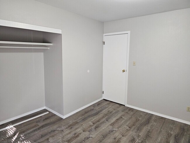 Building Photo - 810 Spring Ave