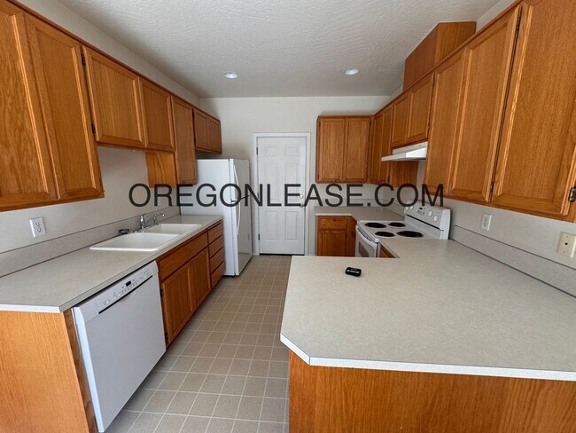 Building Photo - 3 bedroom North Eugene home with full size...