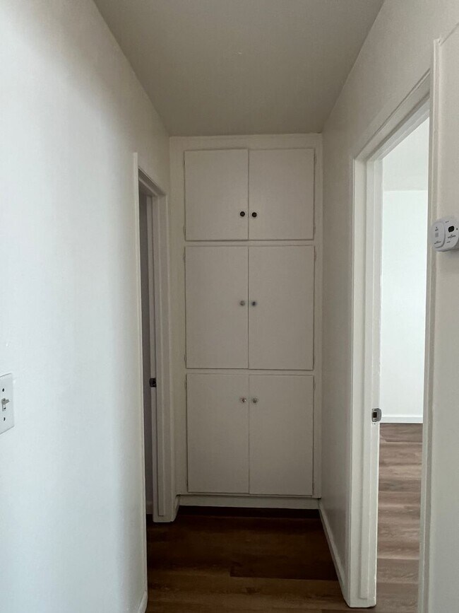 Building Photo - UPDATED 2 BEDROOM APARTMENT!!