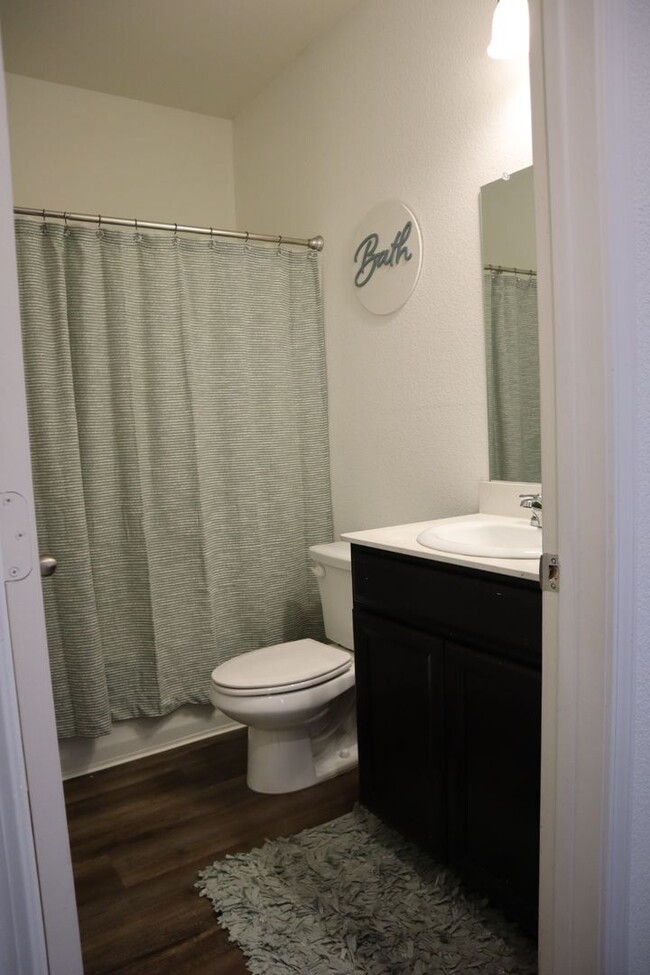 Building Photo - Two-story, 5 bed room, 3 bathroom, 3 livin...
