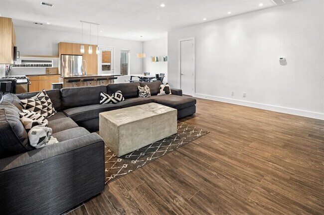 Building Photo - 5511 Paraiso Pl