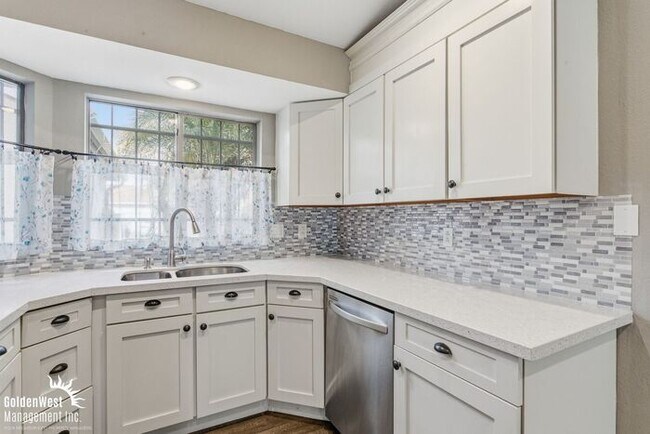 Building Photo - Newly Updated 2Bdm 2Ba Home with Fireplace & Private Patio in Mesa!