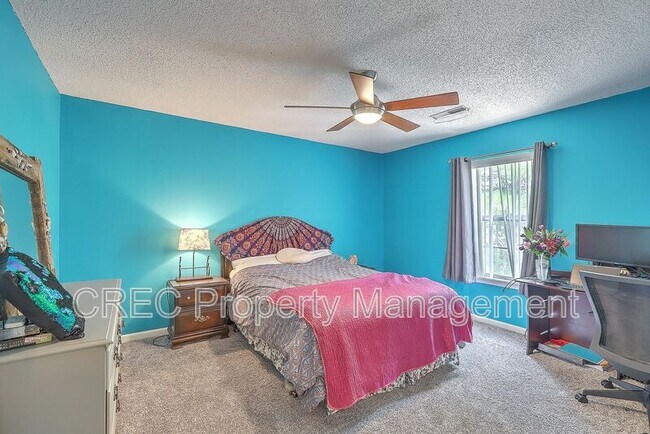 Building Photo - 2318 N England Ct