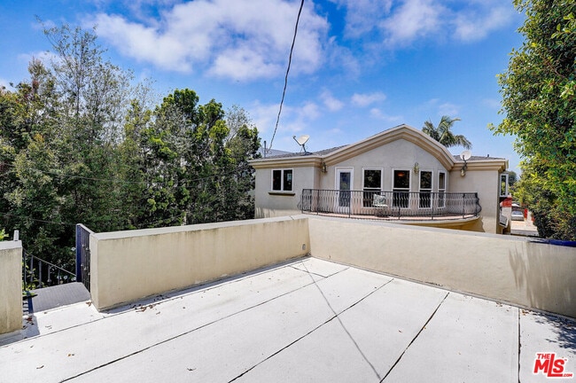 Building Photo - 10450 Ilona Ave