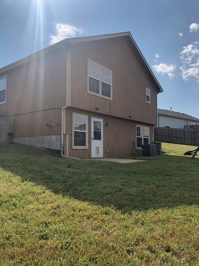 Building Photo - SPACIOUS SINGLE FAMILY IN GREAT LOCATION