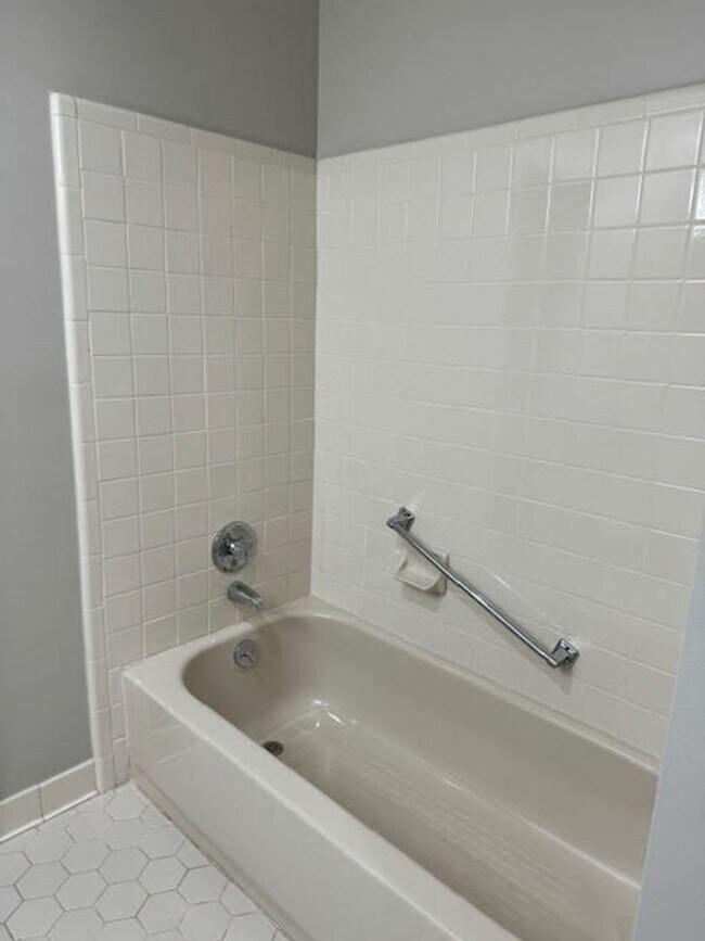 Building Photo - Spacious 2BR/2BA Green Hills Condo – Prime...