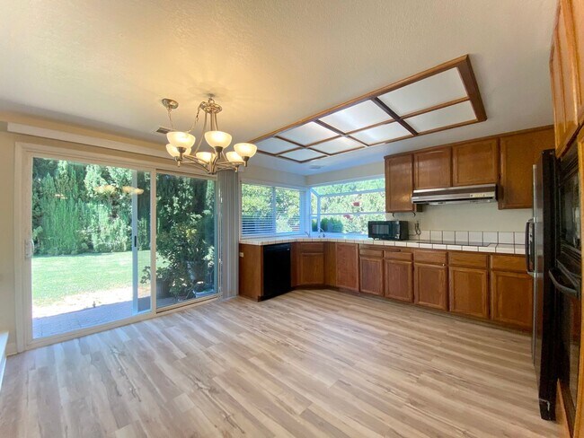 Building Photo - Spacious 4-bedroom home with Bonus Loft located in Union City! – Beautiful Backyard!