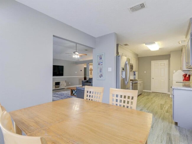 Building Photo - 10941 W Dogwood Dr