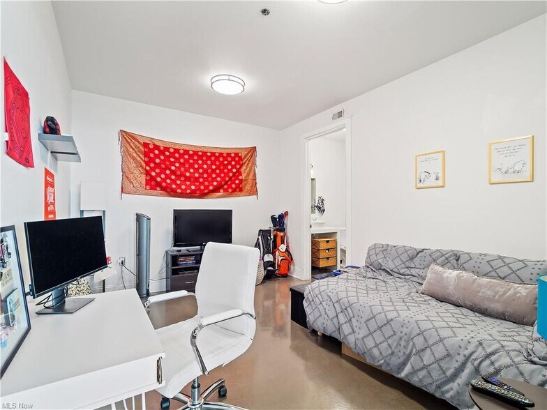 Guest Bedroom - 701 W Lakeside Ave