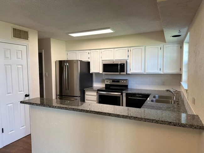 Building Photo - 204 E Rucker St