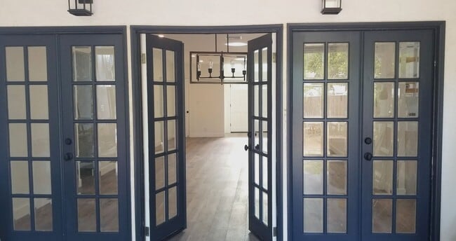 Building Photo - 3 Bedrooms, 2 Baths Remodeled Encino Home ...