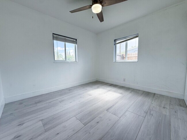 Building Photo - 320 NE 60th St