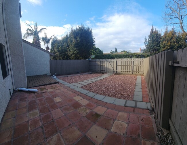 Building Photo - West End Ventura 3 bedroom townhome with attached garage and spacious yard