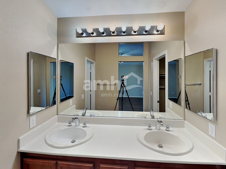 Building Photo - 5516 Stelle Amore St