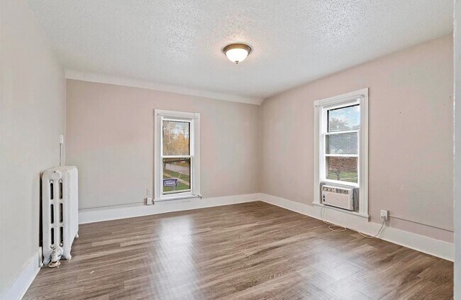 Building Photo - HALF OFF FIRST MONTHS RENT SPECIAL 4 Bedro...