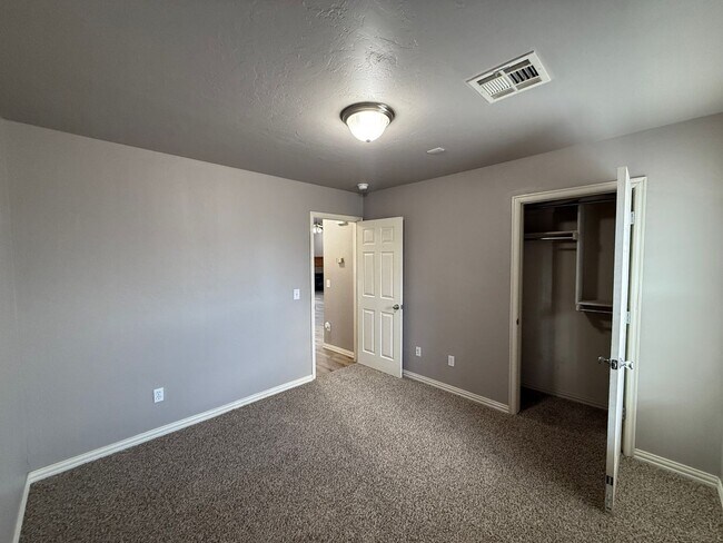 Building Photo - 4 BED! Cozy Home on Large CORNER Lot!