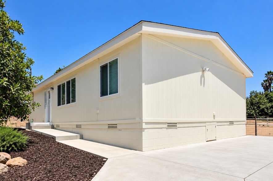 Building Photo - 2605 1/2 Kauana Loa Dr