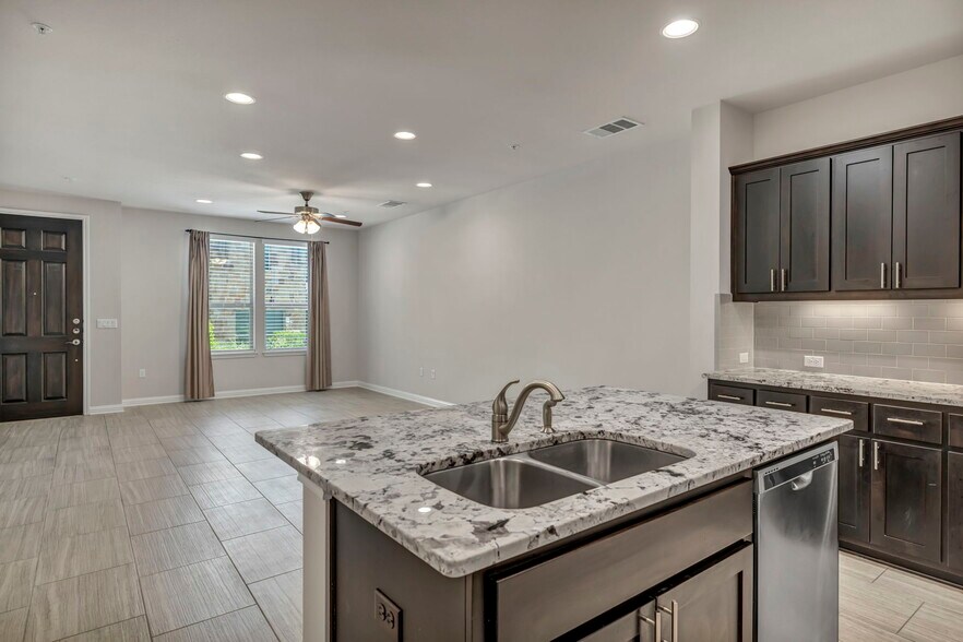 Building Photo - 13800 Lyndhurst St