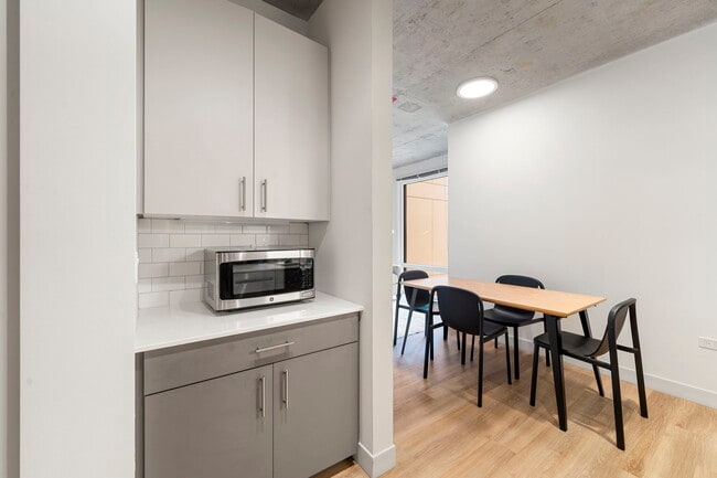 Building Photo - Cozy Studio Suite, Steps from River North & Shops