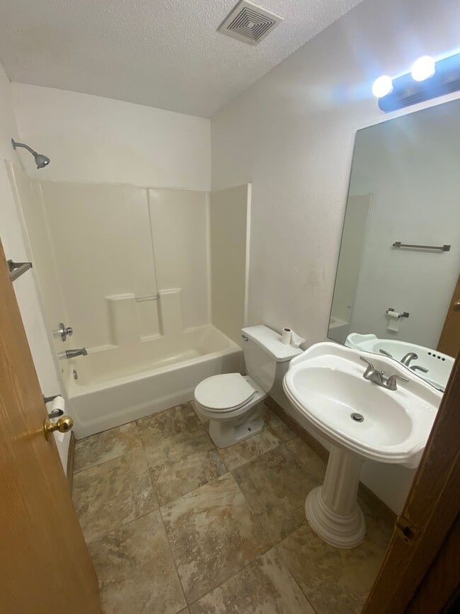 Building Photo - 3br/2.5ba townhome in Eden Prarie