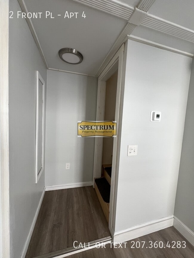 Building Photo - 2 Front Pl