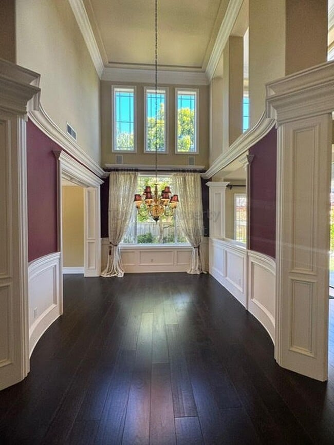 Building Photo - Spacious (5+bed/3bath) Home with Huge Back...