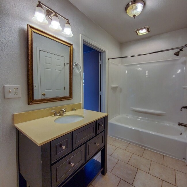 Building Photo - 3 Bedroom home in Shawnee