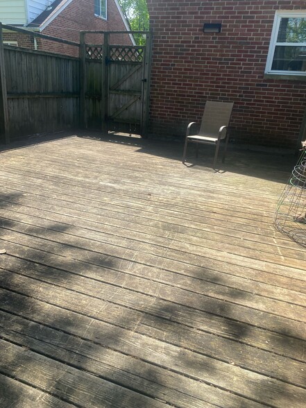 Shared Deck with 1108 - 1106 Acorn Dr